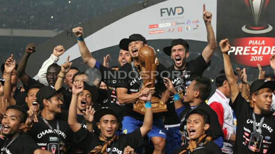 Atep tampak bahagia berhasil membawa Persib juara.